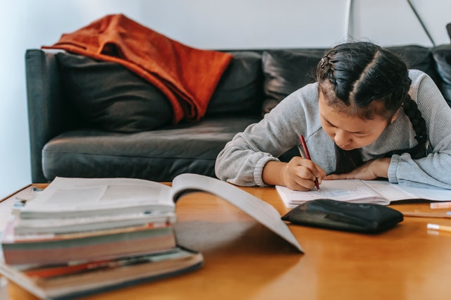 Ilustrasi siswa belajar